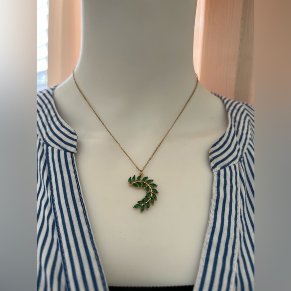 Elegant Cubic Zirconia Leaf Pendant Necklace - Classic Stylish  Leaf Necklace - Picture 1 of 10